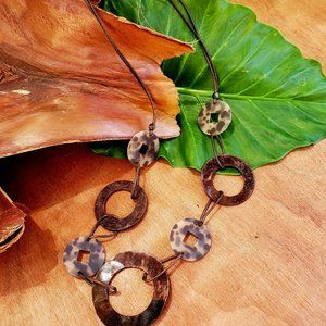 BROWN WOOD AND PLASTIC ROUND PENDANT NECKLACE